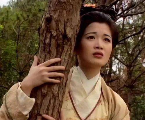 迫害他,只有岳灵珊对仿佛对他好,对他一片痴心,但一想到岳不群那张