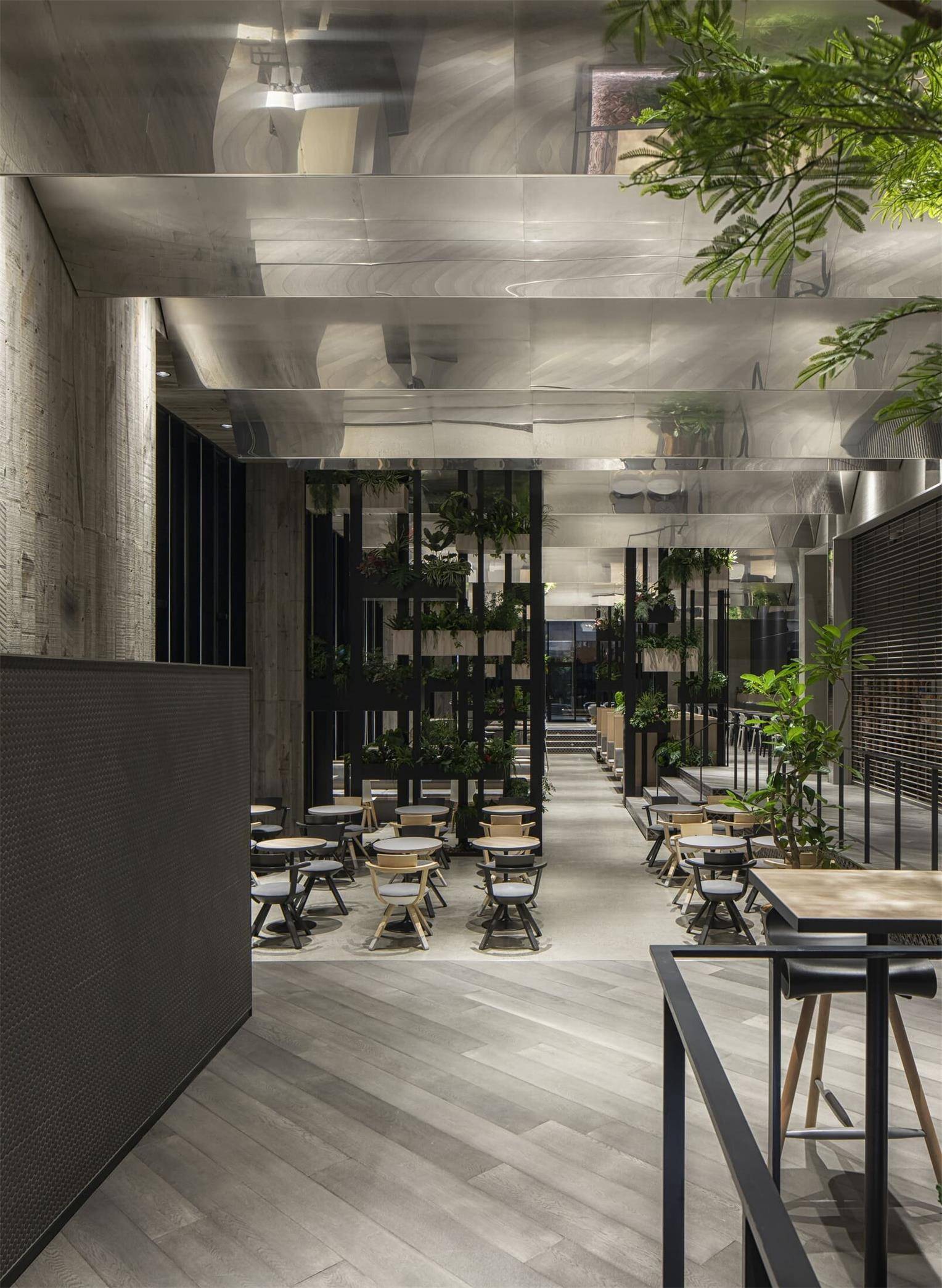 轻松易筑这样的绿植工业风办公室设计绝美没人反对吧