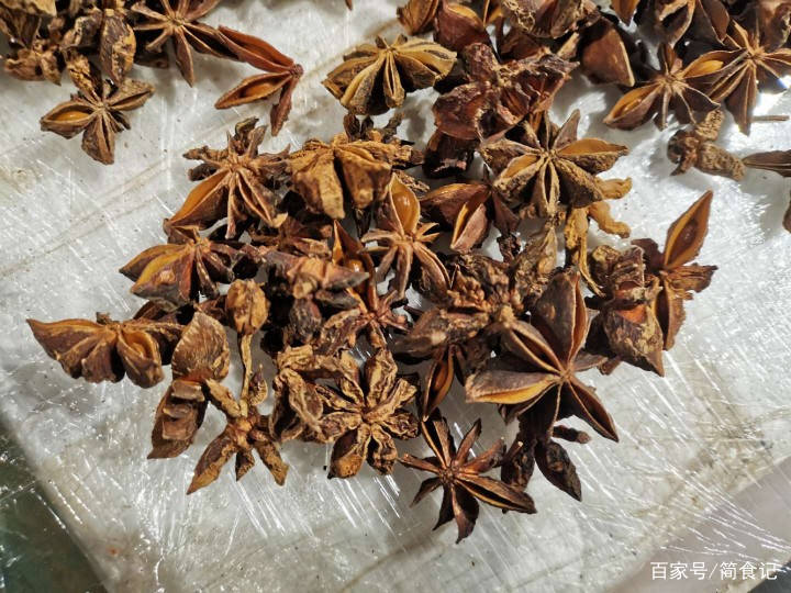 炒菜时如何使用八角大厨很多人做错难怪放多少都不香
