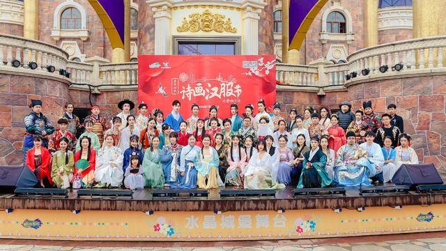 所有形制中最日常的一种,比较常见的衣服款式有长褙子,两片裙,宋裤,百