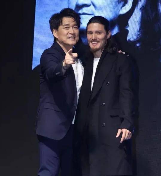 原创周华健混血儿子近照曝光留长发胡须显老气父子同框一时间分不清谁