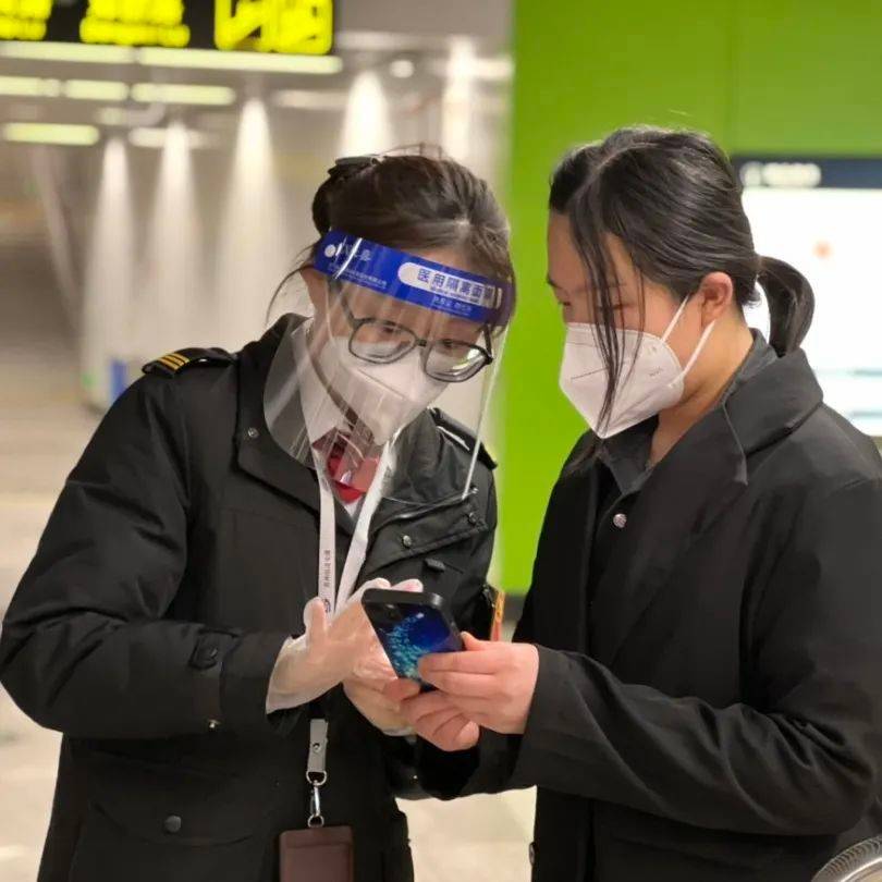 苏州地铁员工热心提供帮助乘客重要资料失而复得