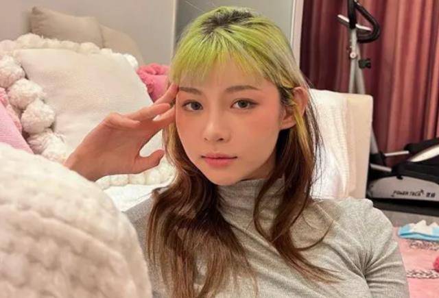 网红痞幼母爱泛滥,给干儿子洗澡,亲其脚丫,网友:自