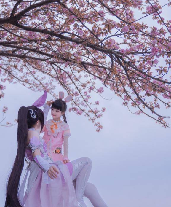 不可否认的是这对母亲和孩子的气质非常出众,二人cos的成片也非常漂亮