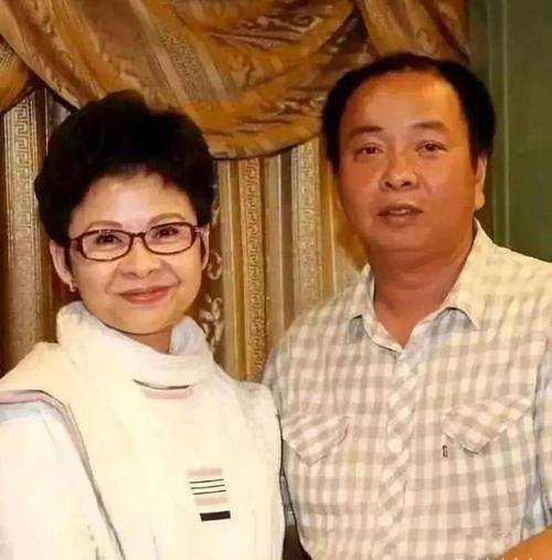 原创58岁董文华近照曝光素颜出镜仍难掩气质皮肤白到发光