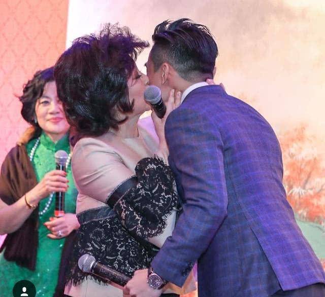 71岁徐小凤露面身材走样发福明显当众献吻男粉丝毫不拘谨