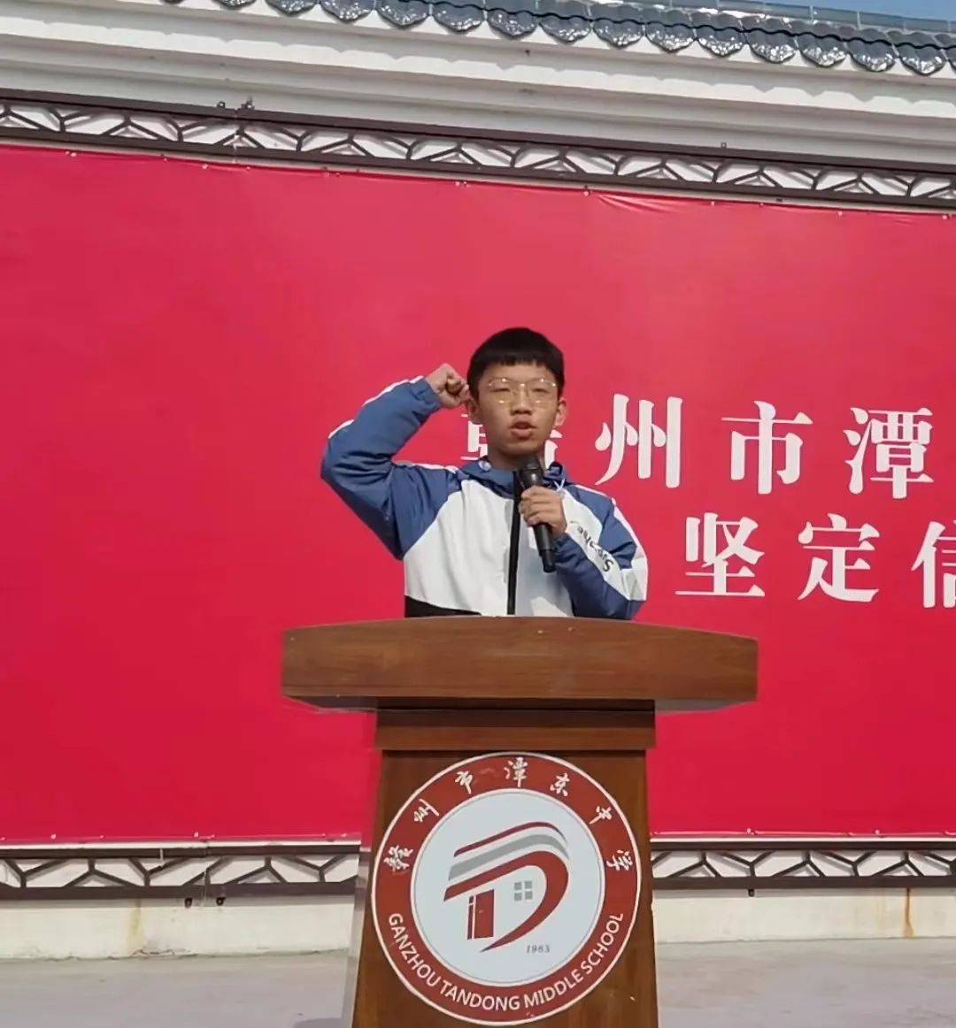 誓师亮剑燃斗志金榜夺魁中考时赣州市潭东中学举行2022年中考冲刺誓师
