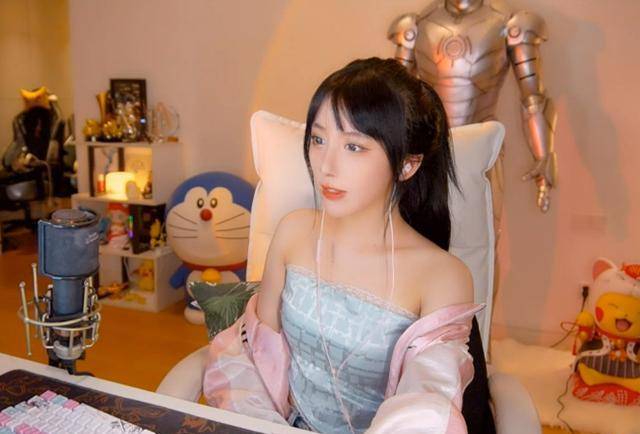 对于招聘新的"二台"主播,呆妹儿透露只要女主播,因为是要跟"和平精英"