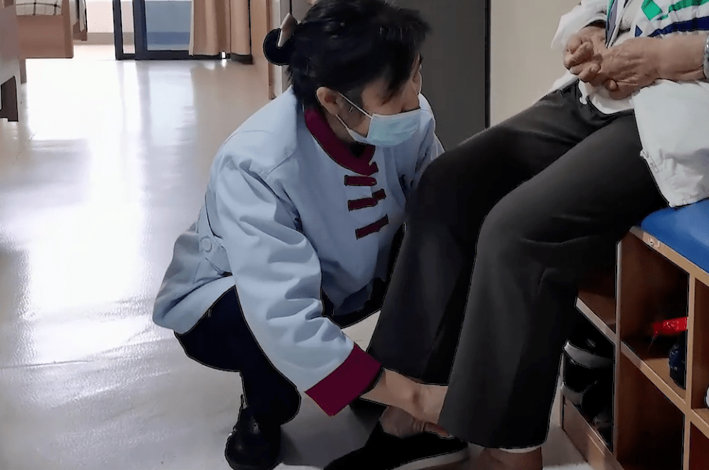 90岁的方兰馨奶奶总是喜欢穿着拖鞋,一个人静静地坐在门口眺望远方