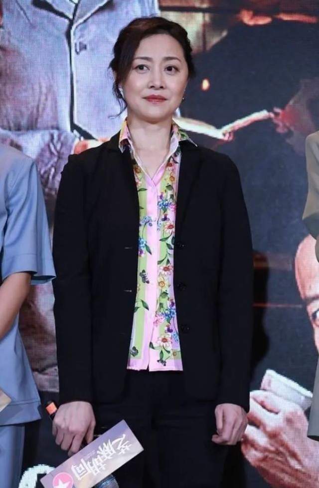 原创54岁刘鸥和39岁王鸥同穿西装虽然相差15岁气质和状态丝毫不输