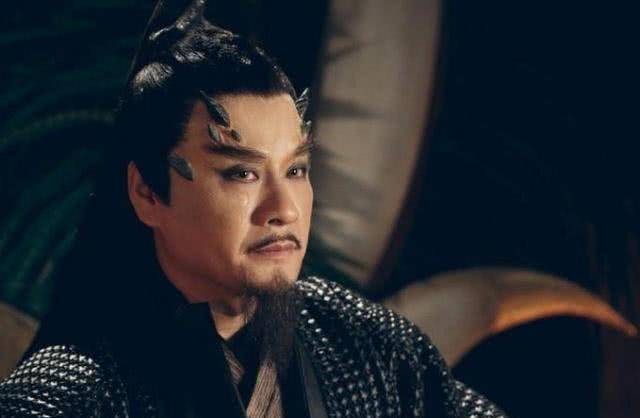 擎苍是翼族的翼君,当年父神和帝君等人平定四海八荒