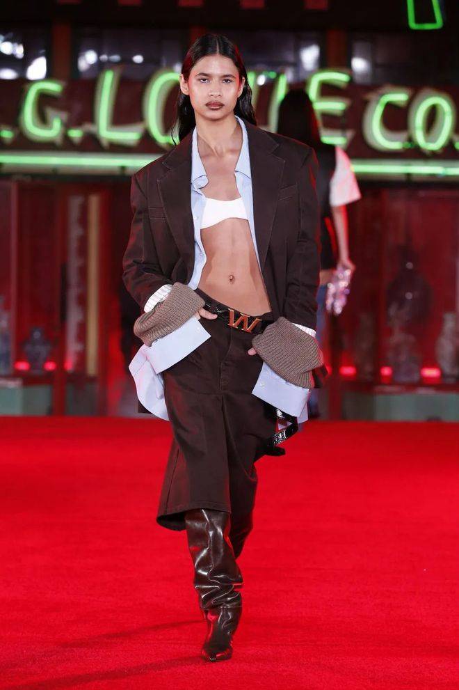 王大仁高调回归设计的衣服也太卷了