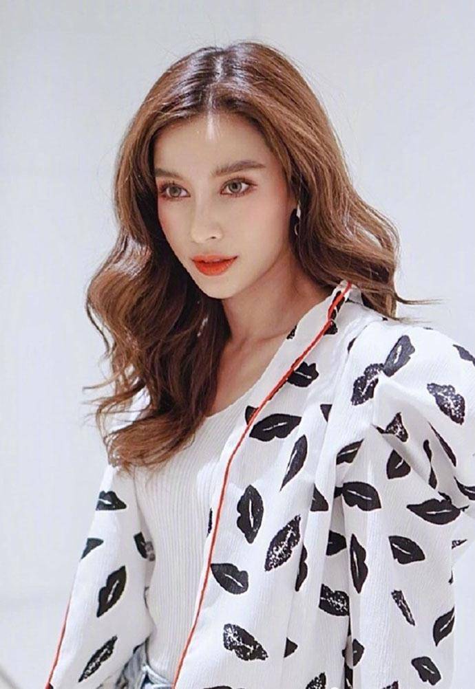 泰国浓颜系美女,23岁lisa如人间芭比,31岁女演员vill气质出众