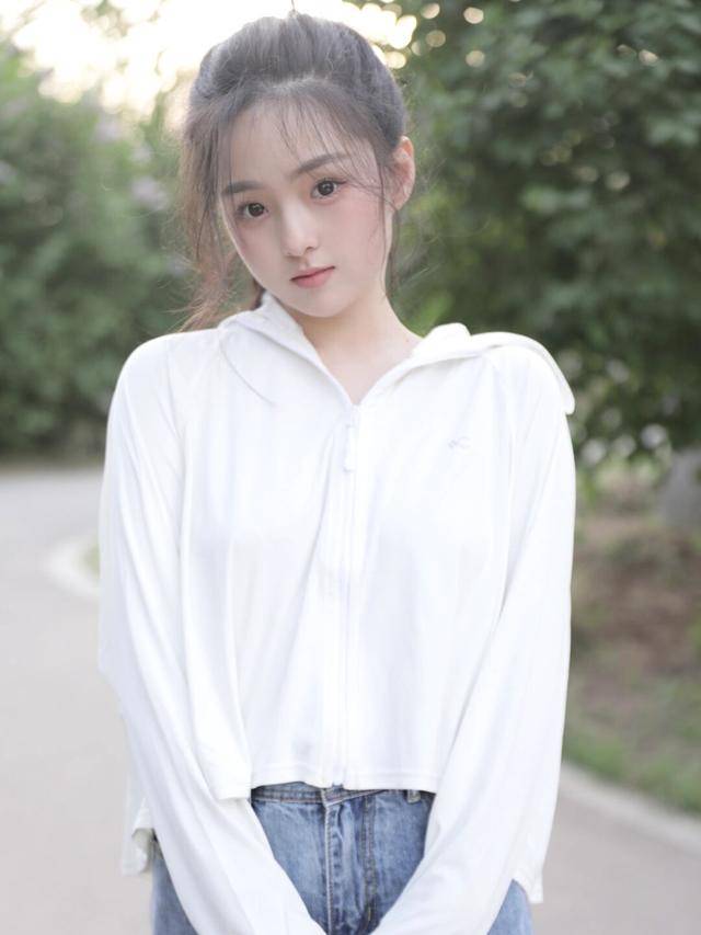 原创美女穿白色运动卫衣的样子好美清新自然又充满活力真漂亮