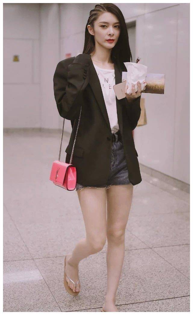 原创傅菁带火了一款拖鞋鞋底只有1cm像踩在地上却意外显腿长