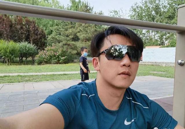 郑恺近照曝光:为拍片暴增40斤,再减回肌肉男,这也太开挂了_训练_健身