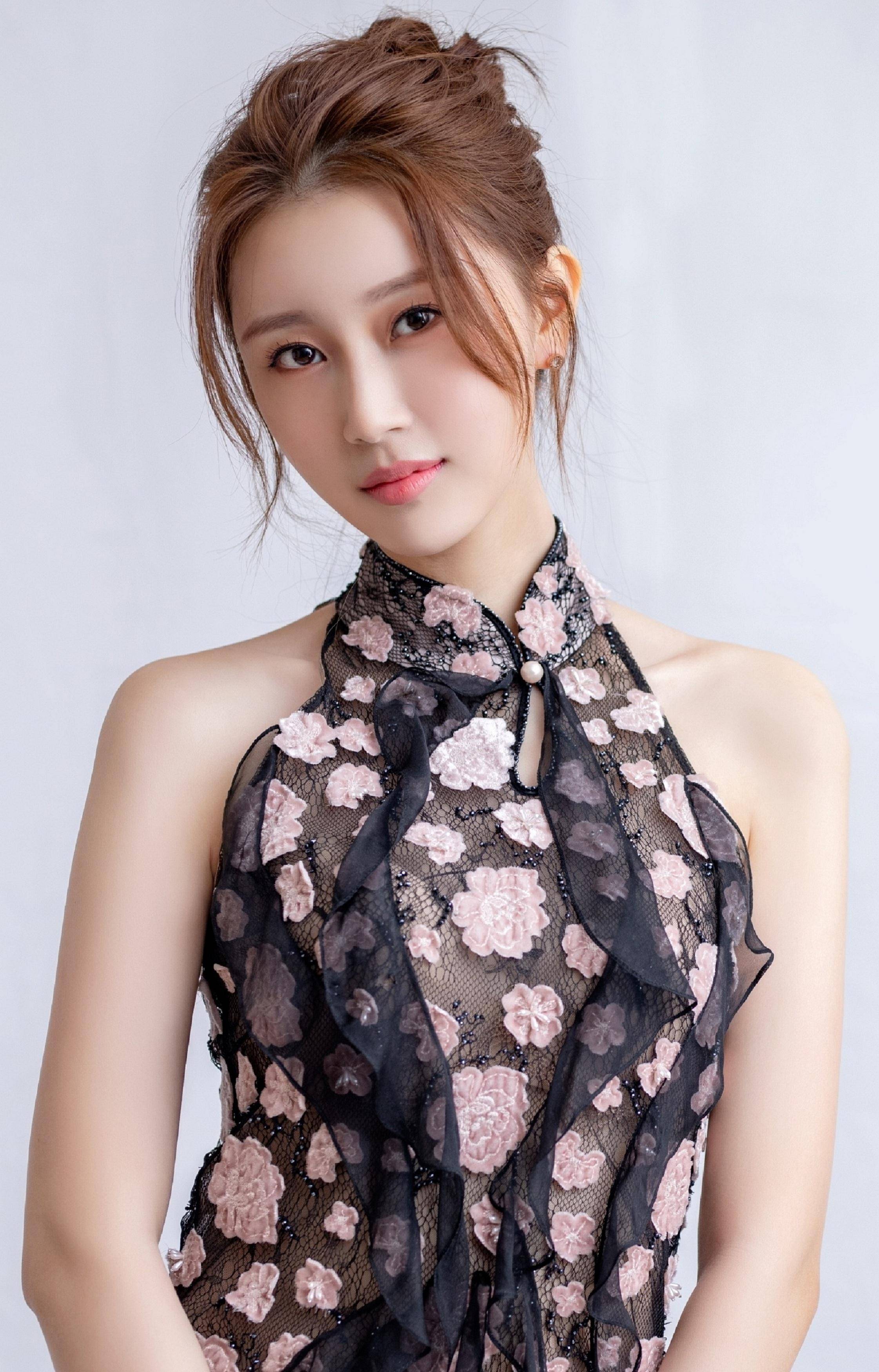 但如今不同了,楚月在《冰糖炖雪梨》中校园女神的角色被大赞是"小