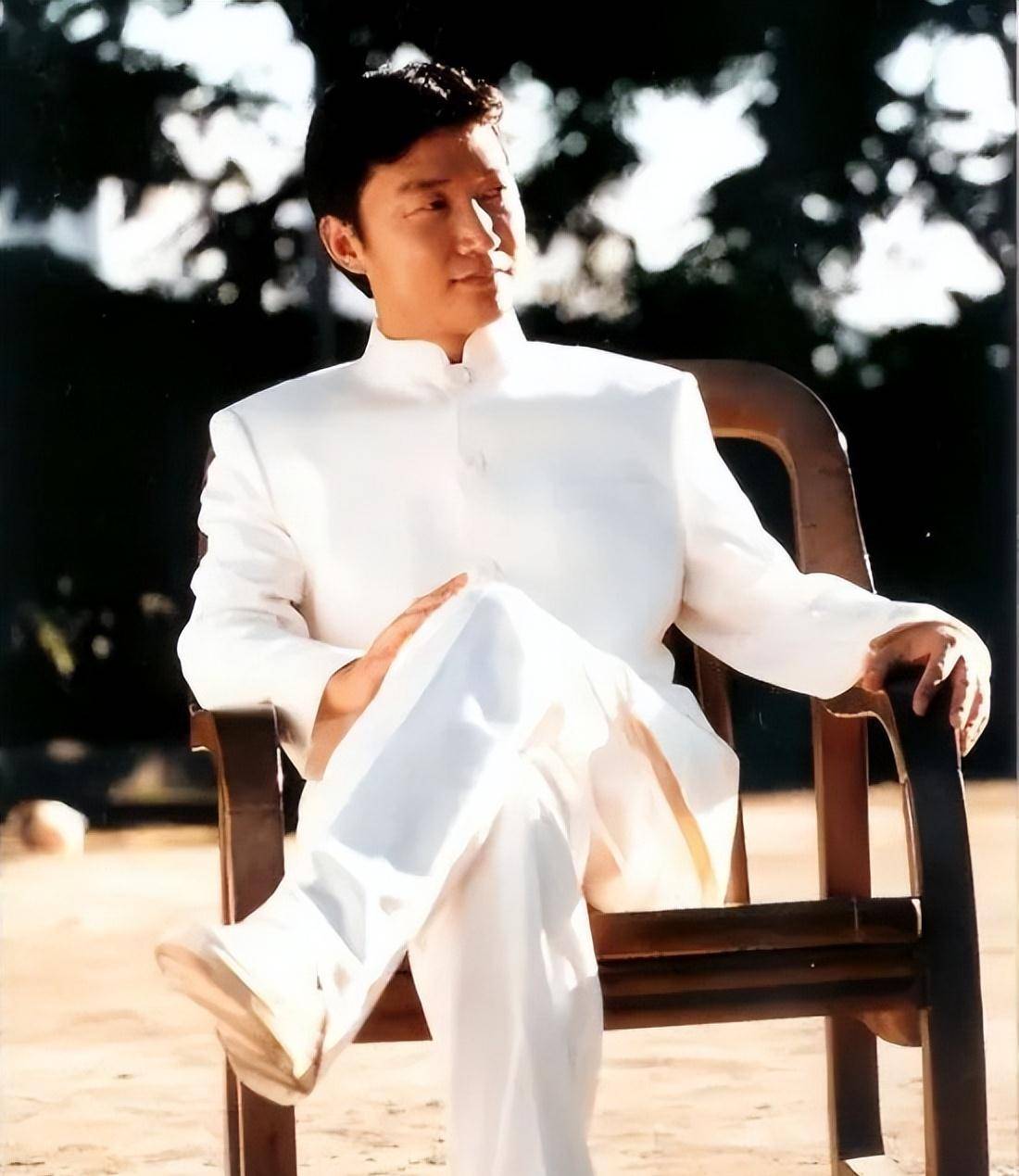 估计大部分人的知道,张世豪就是赵燕国彰在《插翅难飞》中扮演的"黑帮