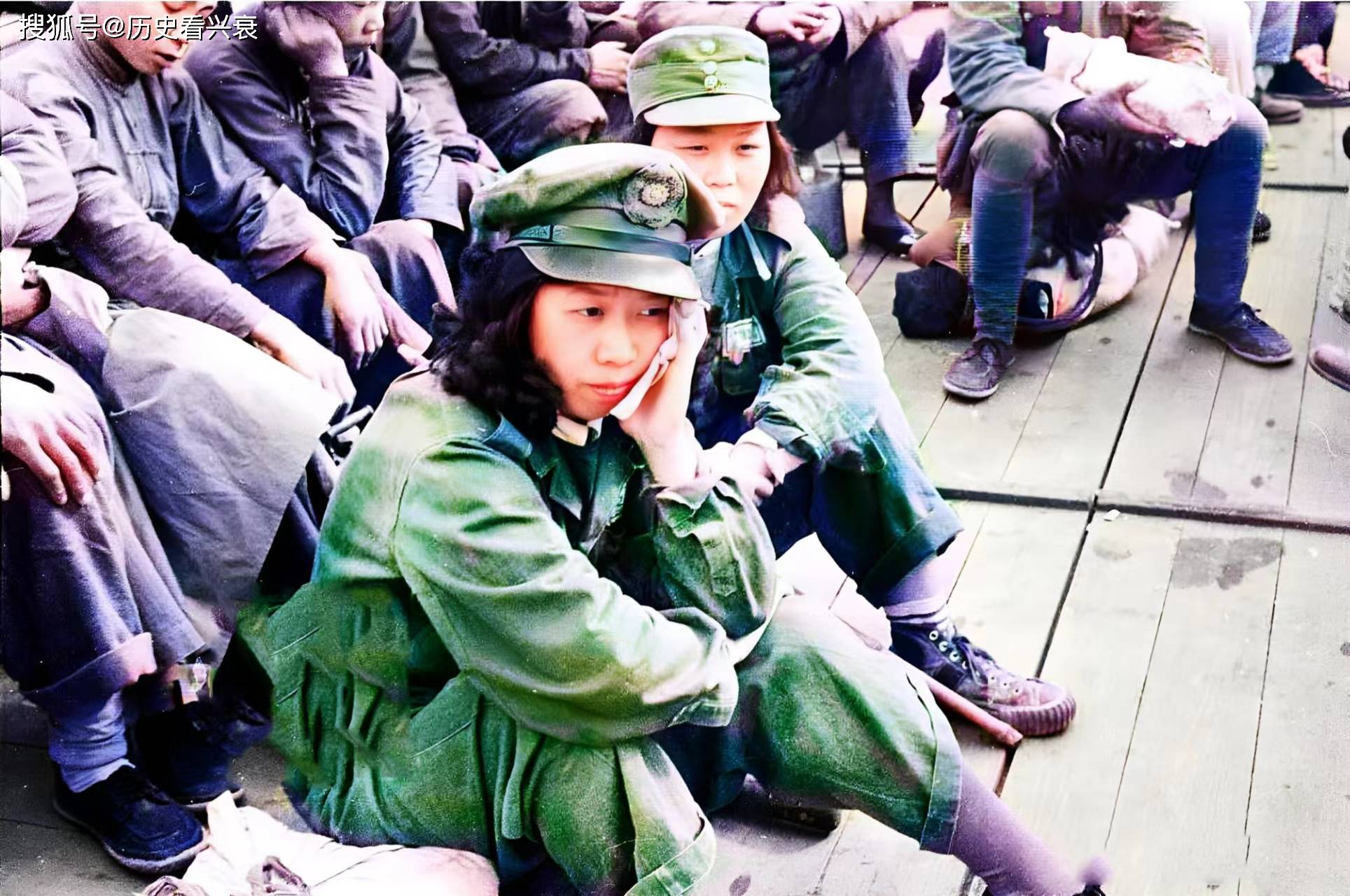 老照片:1948年乘船离开上海的国民党女兵,衣着破烂的小女孩