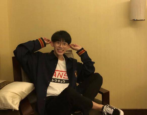 原创费启鸣看人下菜碟嘲笑平民孔雪儿吃鱼子酱他的底气从哪来