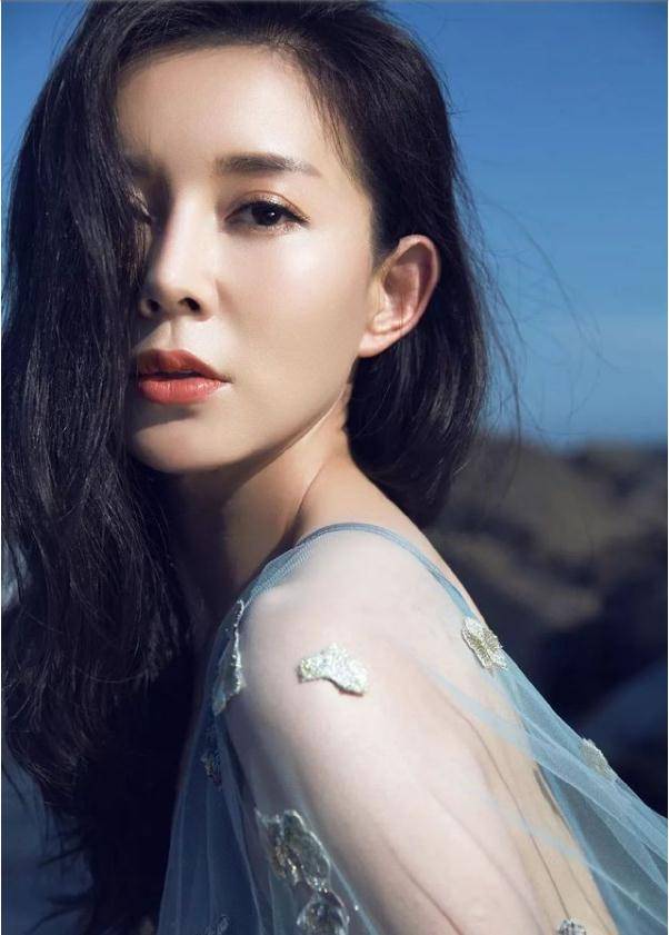 主持《阳光快车道》的一共有两位支持人:大冰和刘敏.