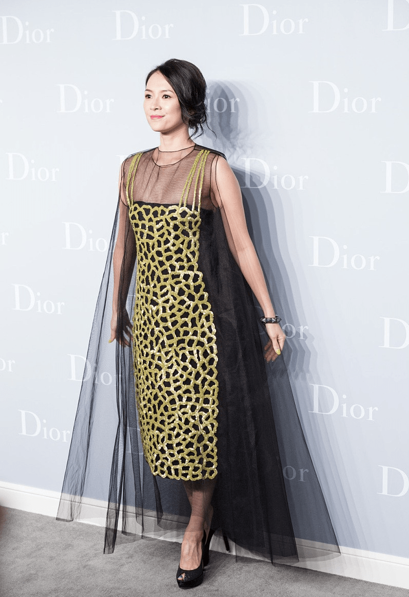 原创章子怡嫌黑裙太单调拼层金色亮片挺贵气一掐腰才知身材有多好