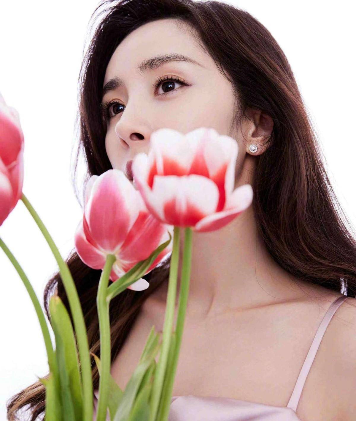 穿粉色吊带裙天鹅颈不输刘诗诗,美貌创新高_yang_女孩_连衣裙