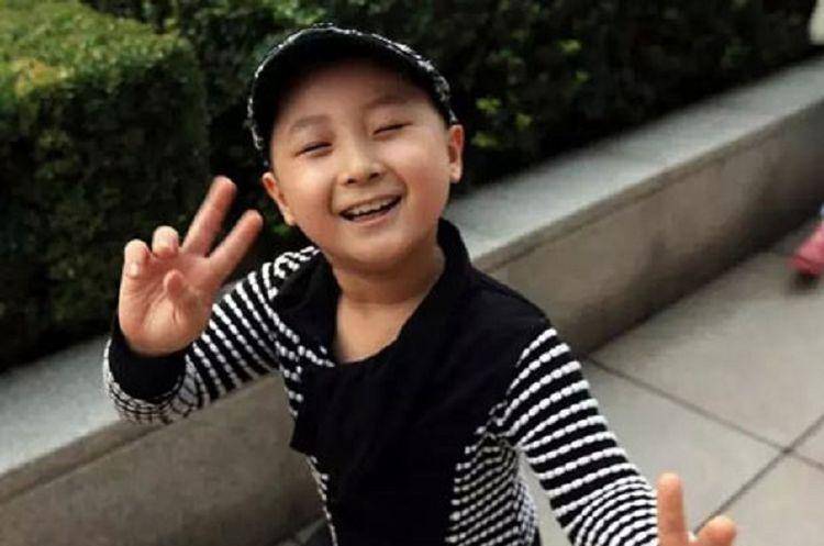 当看到邓鸣贺的妹妹如今重走老路,再次登上舞台表演,网友么忍不住了