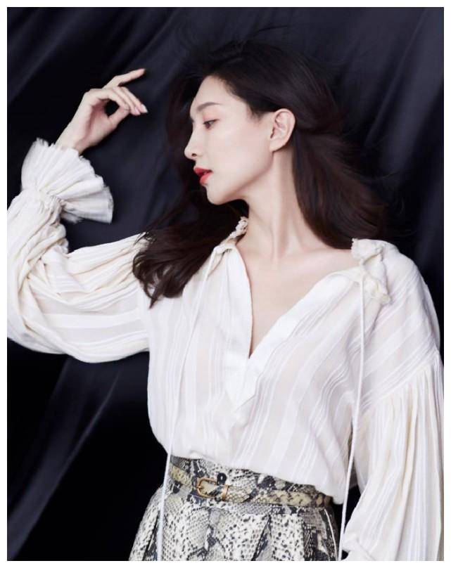 原创江疏影出镜白系大片修长的脖颈线让女生看了嫉妒真天鹅颈了