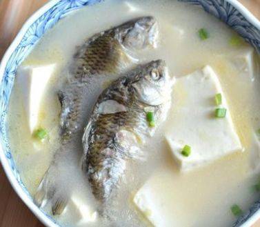 原創鯽魚燉豆腐的最簡單做法湯汁濃郁奶白魚肉鮮嫩不粘鍋吃不夠