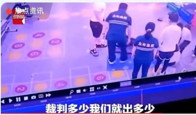 原创女子上私教，被男教练强压身体，拼命挣扎求放过：轻点，疼疼疼！