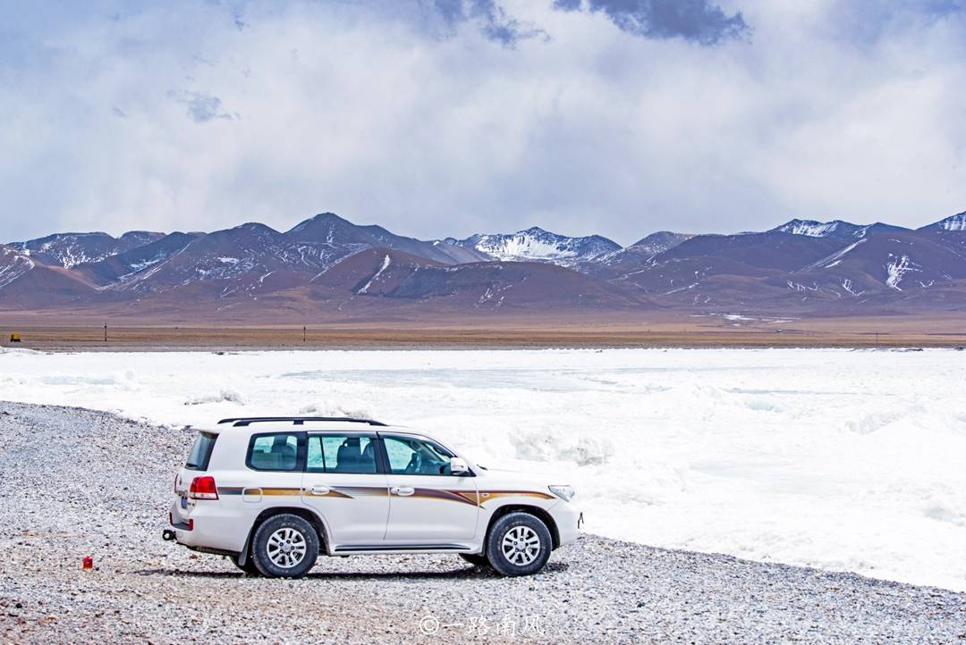 西藏第二大湖泊纳木措，常年游人如织，结冰时很像南极洲