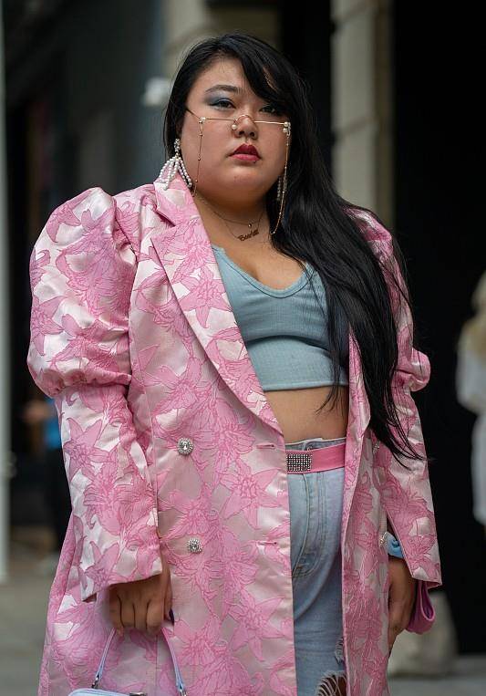 街头的胖妹子可真多穿搭也很自信不显瘦更有气势