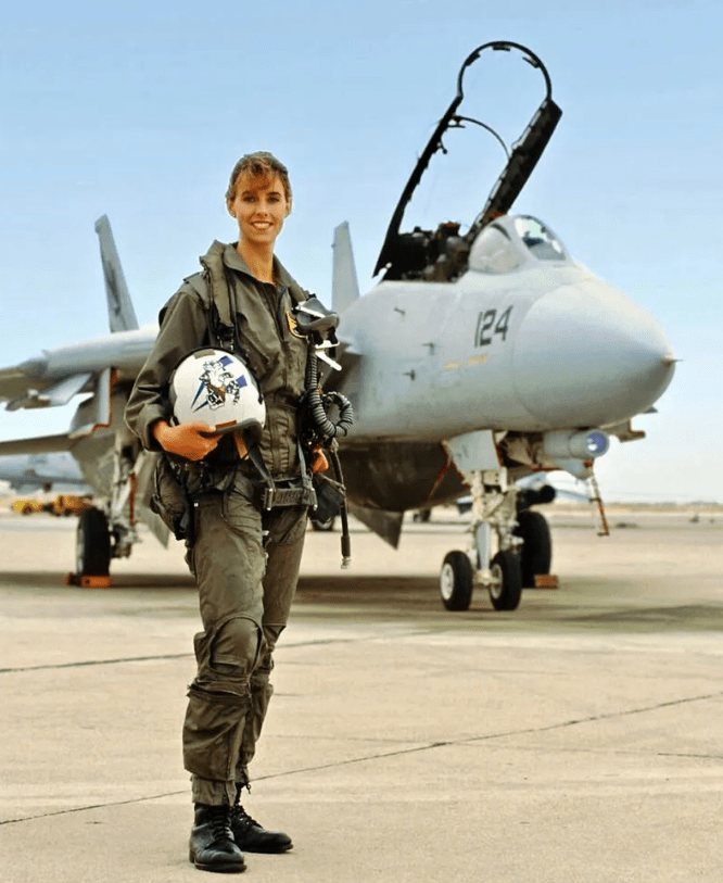 贾匦律蟛樗女飞行员的技术标准,同样是美国海军女舰载机飞行员