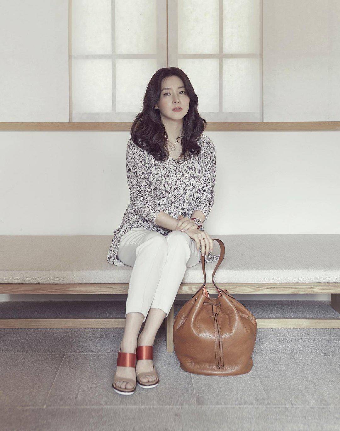 原创过了45岁的女人学李英爱穿浅色系搭配有高级感显贵并不难