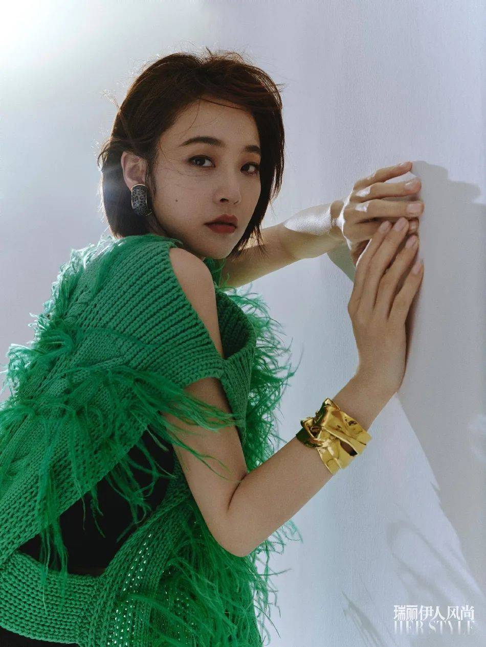 张佳宁杂志写真大秀白皙大长腿雪肤玉貌太性感美艳