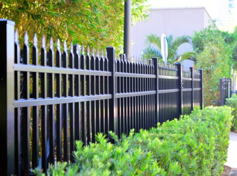 西安铁艺围栏都要有柱子吗