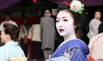 中国的裹脚不算啥，欧洲女子为美敢自残，日本的风俗更是“吓人”