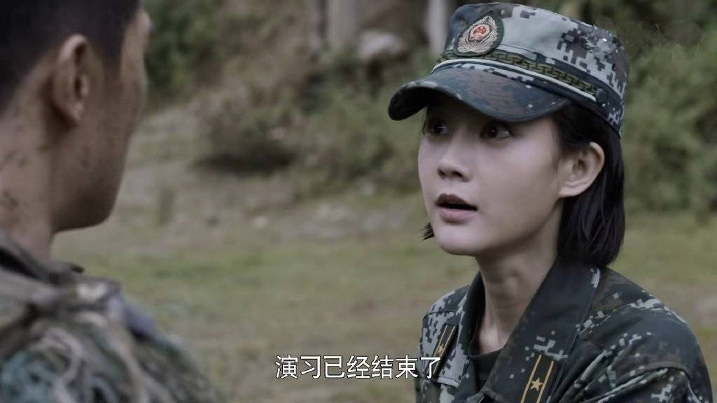 在电视剧《特战荣耀》中,艾千雪有点端着,职务明明是个参谋,却像个