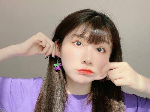 原创为啥爆胎草莓粥颜值这么高看到她妈妈的照片遗传基因真强大