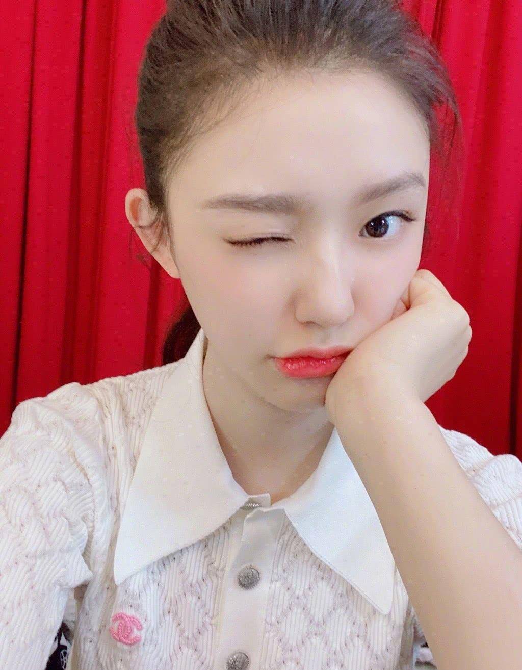 原创24岁林允晒自拍照穿菱格竖纹短袖出镜皮肤简直要嫩出水了