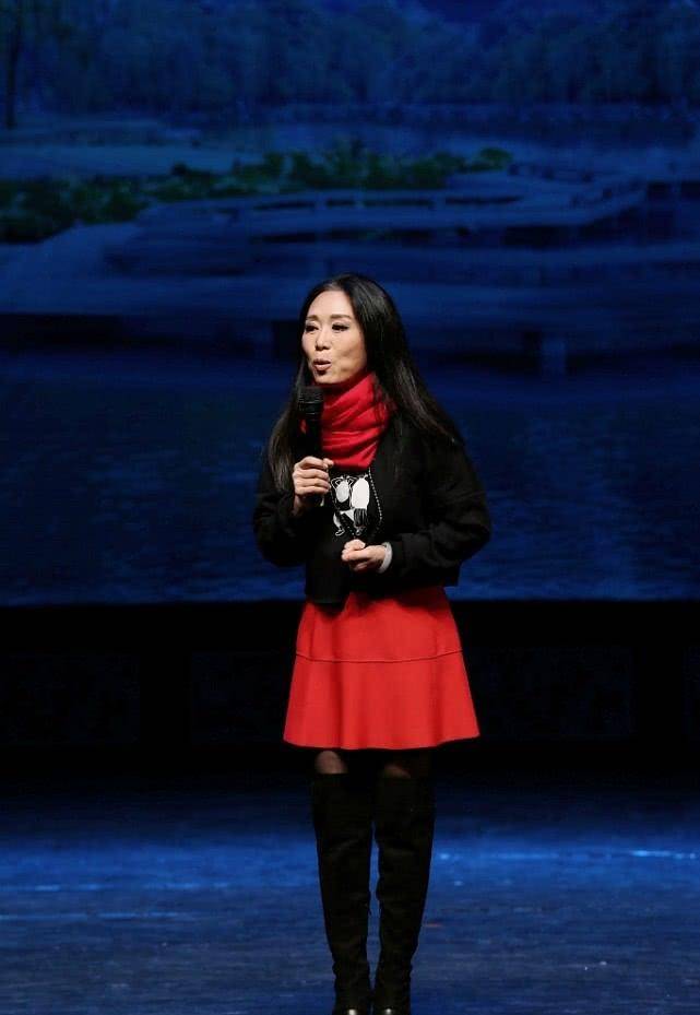 原创黄梅歌后吴琼扮相惊艳粉裙娇嫩秀身段现代装清新端庄