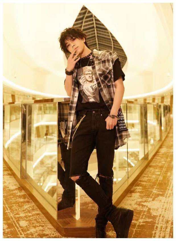 以前华晨宇的穿着也很有时尚魅力,黑色格子衬衫,还有黑色t恤,整体视觉