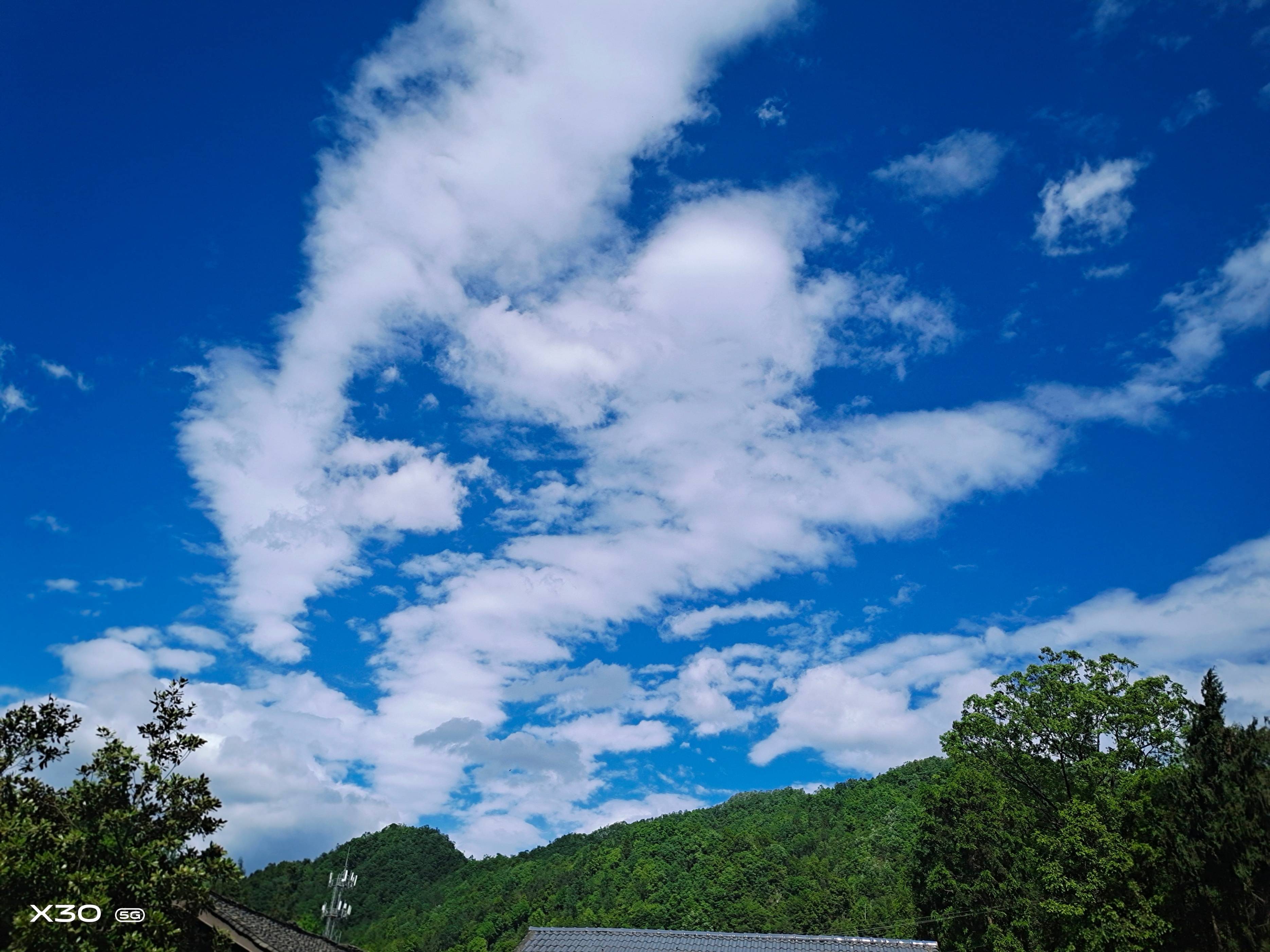 原创暴雨过后蓝天白云强势登场操场上五星红旗迎风飘扬真漂亮