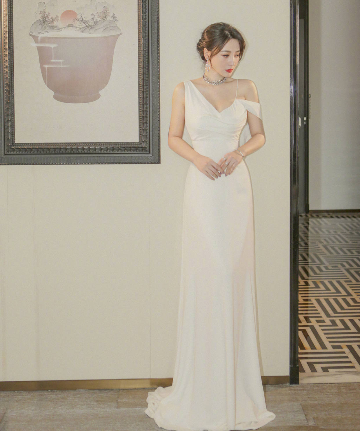 柳岩沙漏身材太吸睛穿吊带裙清纯又妩媚犹如人间水蜜桃