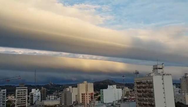 上海出现罕见弧状卷轴怪云围墙般卷席而过白昼暴雨如黑夜
