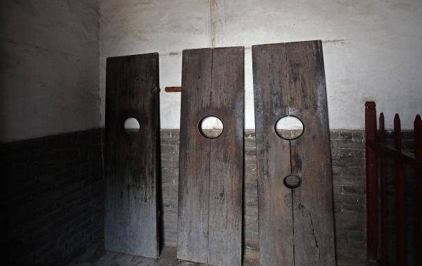 但是,在商,周之际,木枷就被作为刑具来使用,用以限制犯人的四肢行动.