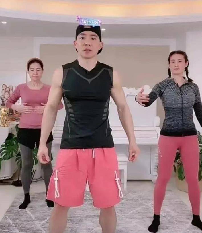 李佳琦已经在直播间推荐筋膜枪了,在健身完后也不要忘了拉伸肌肉放松