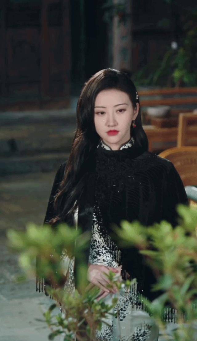 设定有趣,人设生动不落俗套之外,剧中女主司藤的扮演者景甜绝对是一