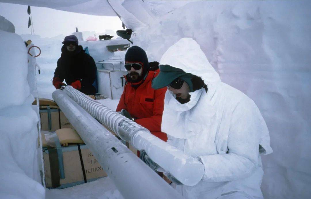 迄今为止,几乎所有极地冰芯记录都已穿透了末次冰期的冰层,其中南极"